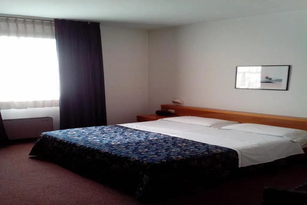 Room, Niki, Milan