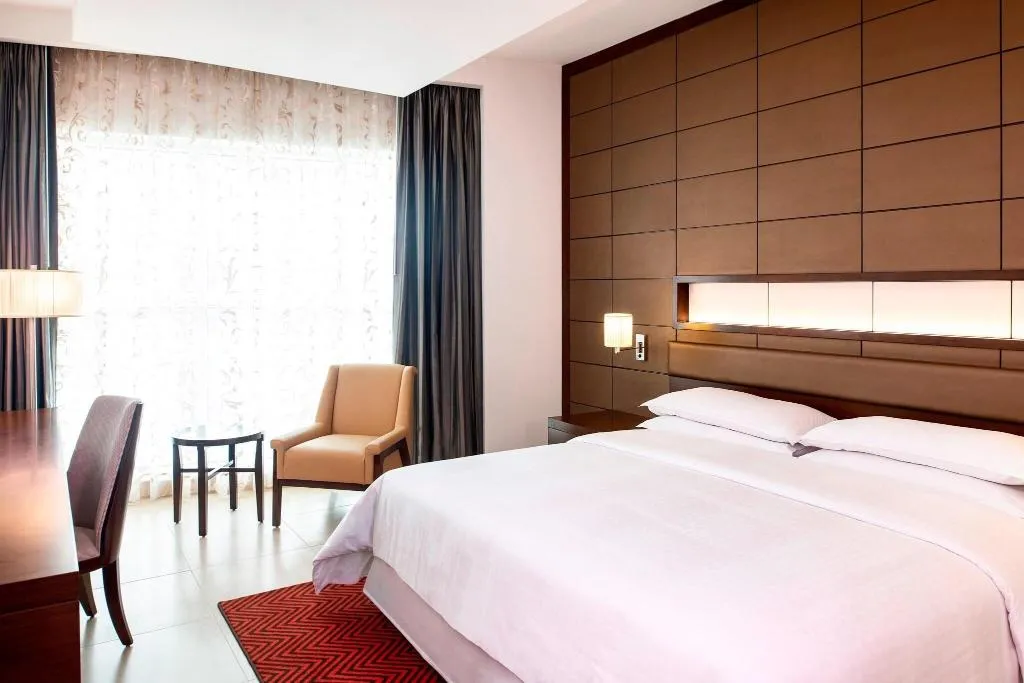 DOUBLE CLASSIC KING BED Room, Four Points by Sheraton Sharjah, Dubai