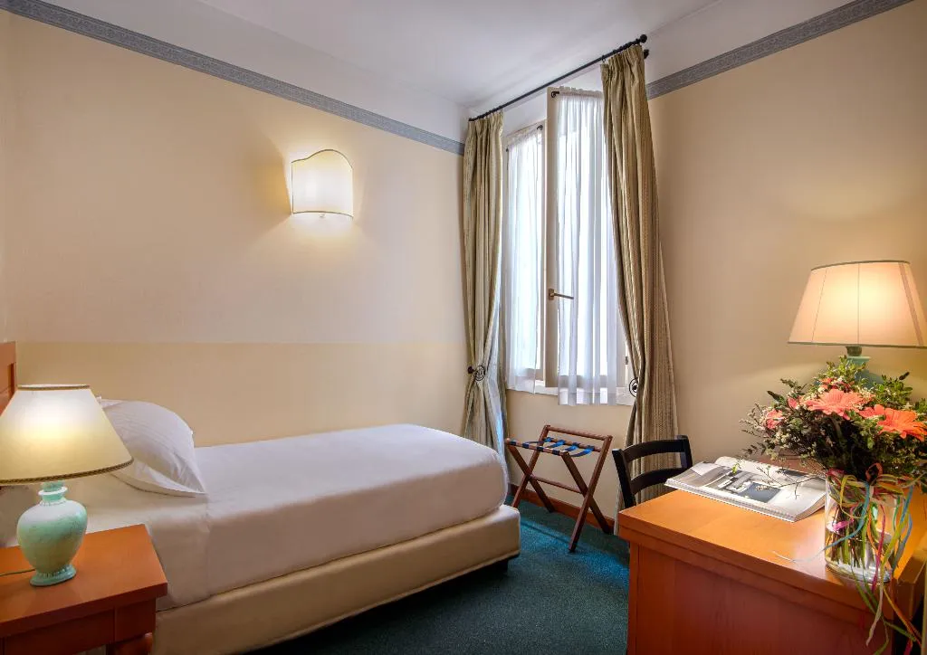 SINGLE STANDARD Room, Botticelli, Florence