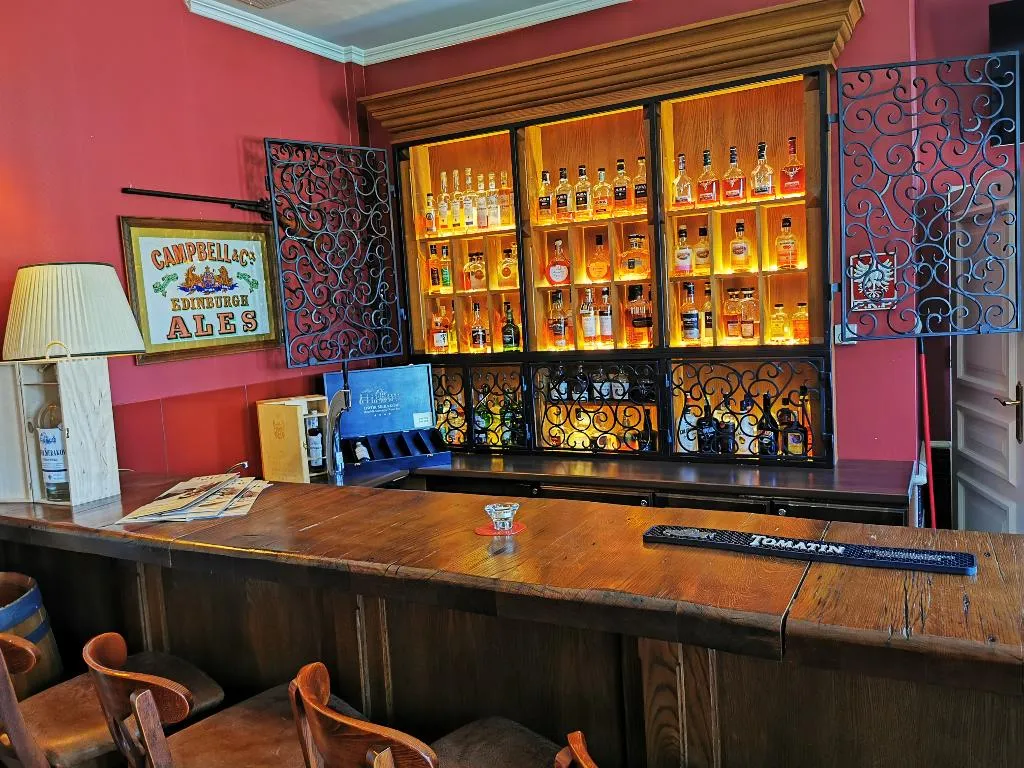 Bar, Dwor Sierakow, Krakow