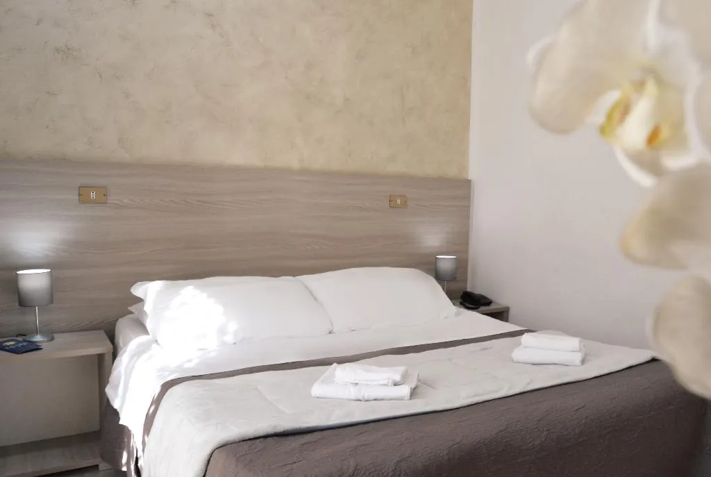 DOUBLE STANDARD Room, Colombo, Naples