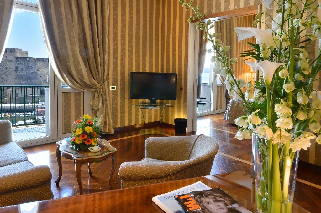 JUNIOR SUITE DELUXE SEA VIEW Room, Grand Hotel Vesuvio Naples, Naples