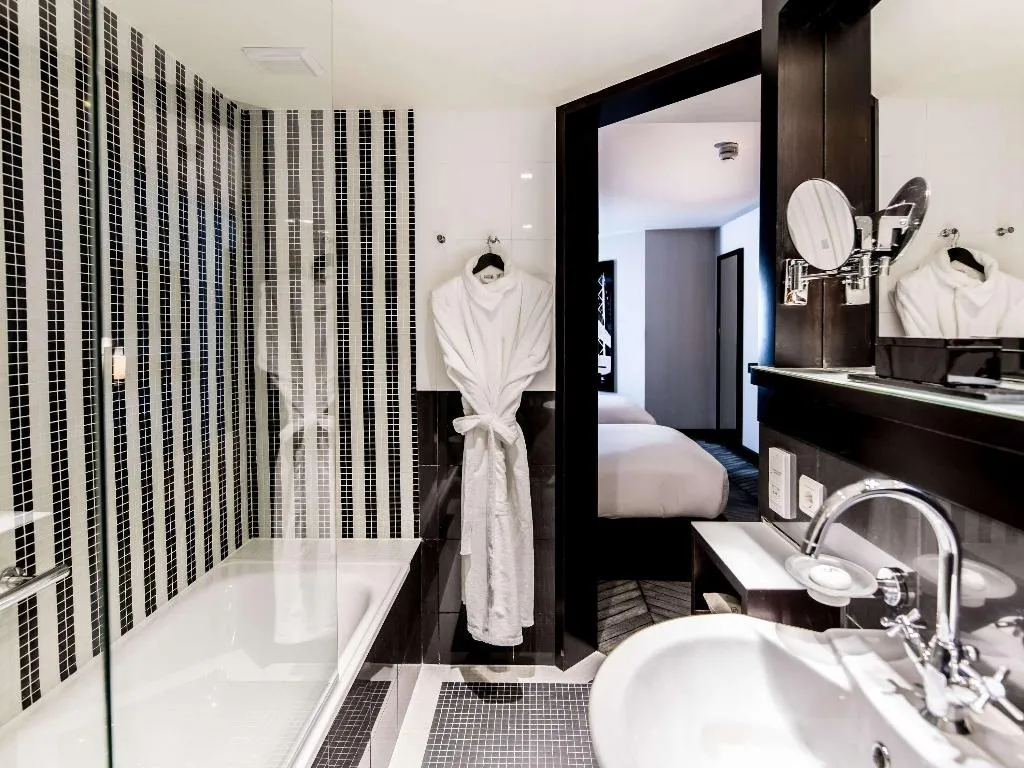 DOUBLE SUPERIOR KING BED Room, Sofitel Lisbon Liberdade, Lisbon