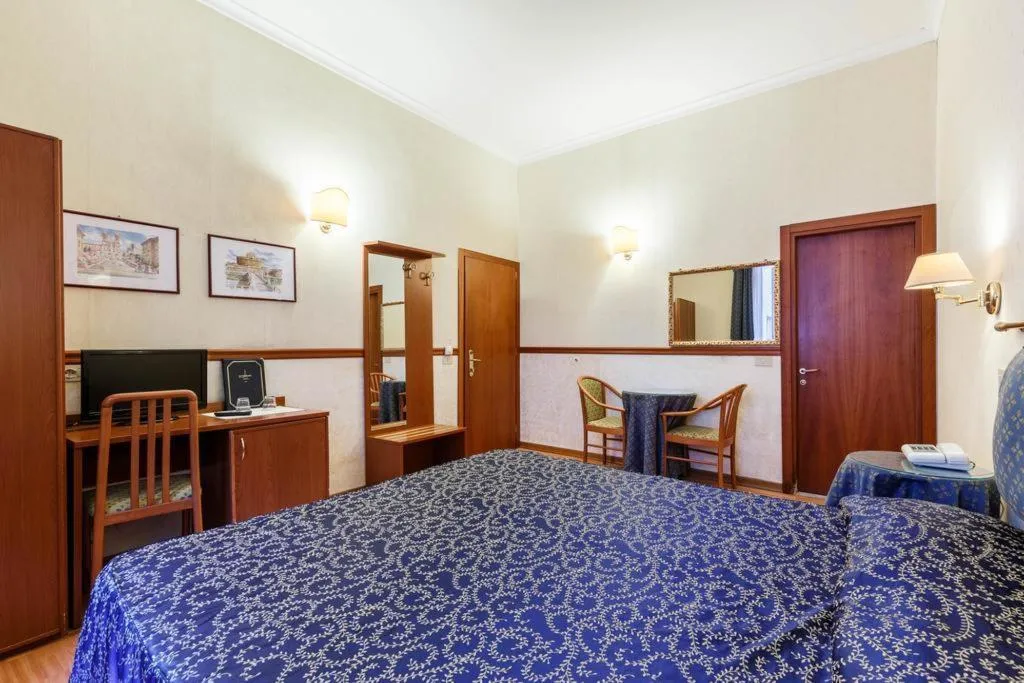 TRIPLE STANDARD Room, Paris Hotel, Rome