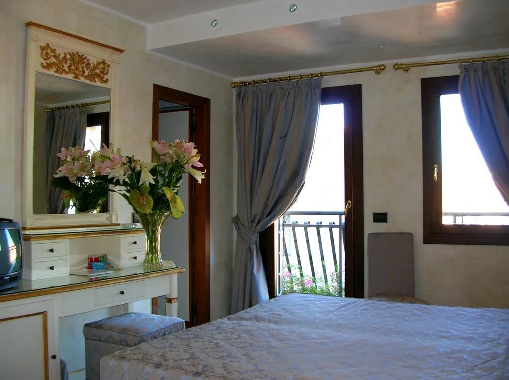 Double or Twin SUPERIOR Room, Carlton Capri, Venice
