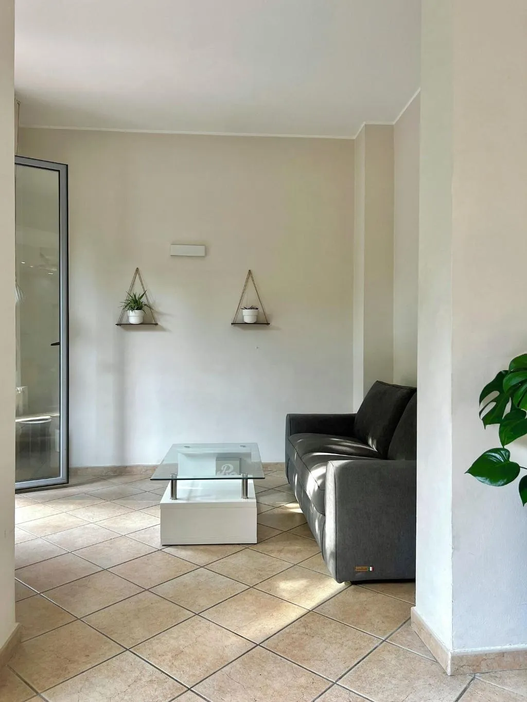 Lobby, Sara, Milan