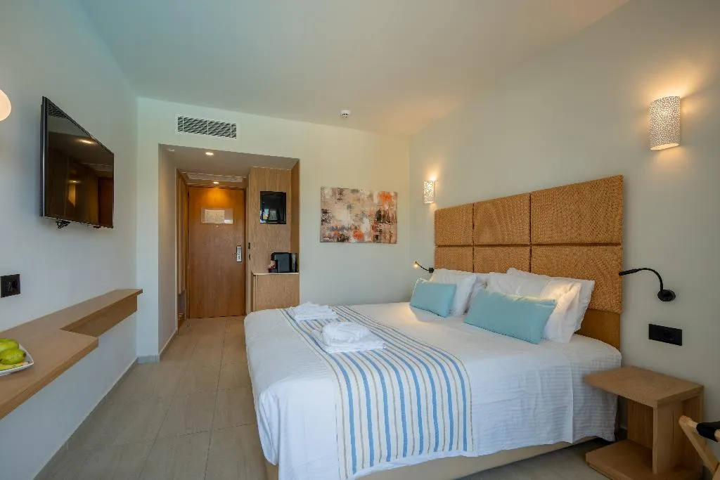 DOUBLE DELUXE POOL VIEW Room, Minos, Crete