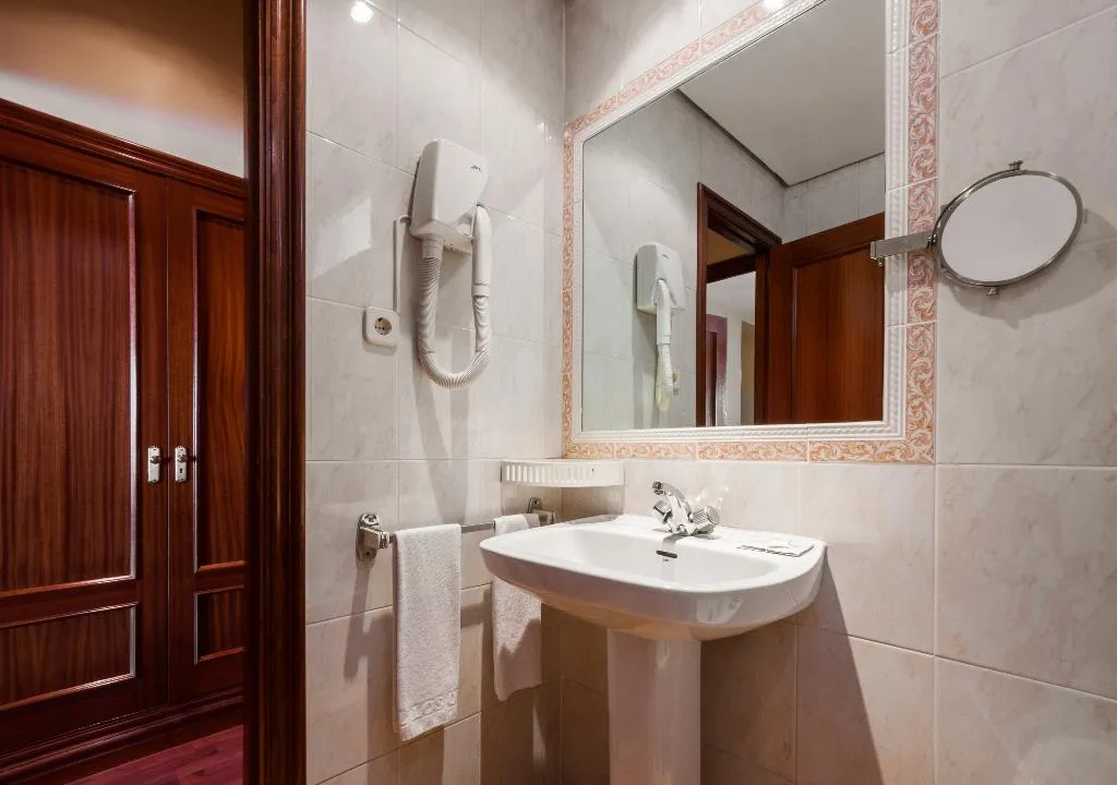 TRIPLE STANDARD Room, Los Olivos, Madrid