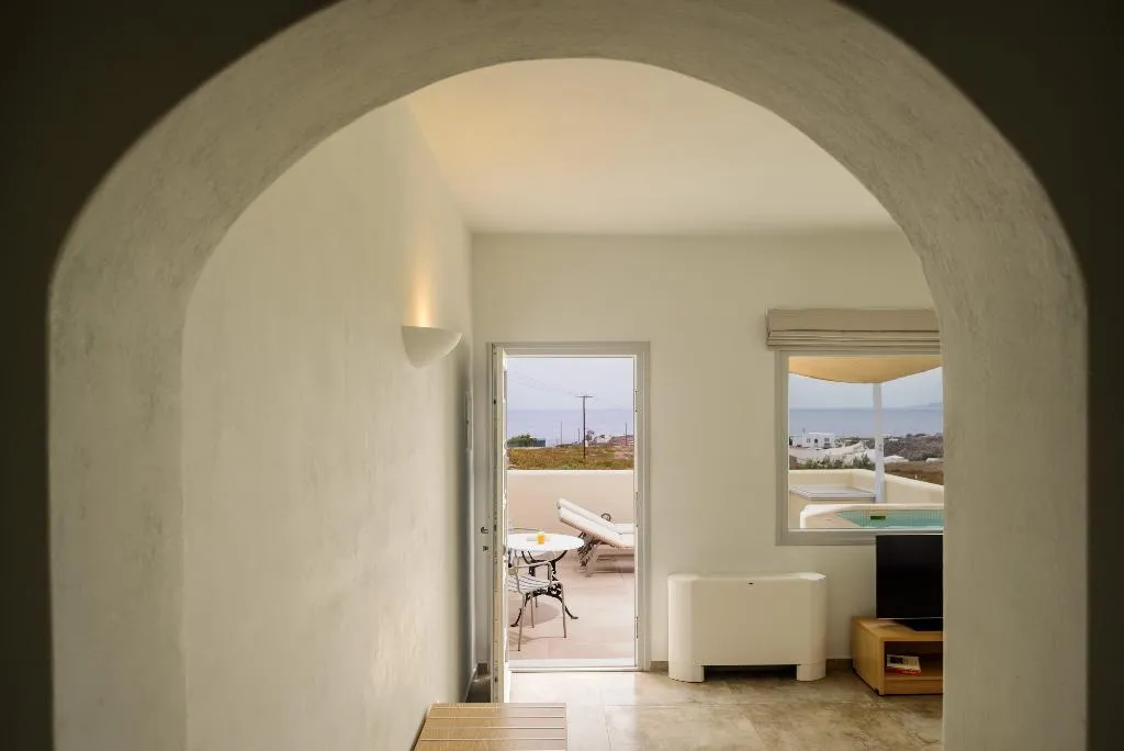 SUITE WITH JACUZZI Room, Aliter Suites, Santorini
