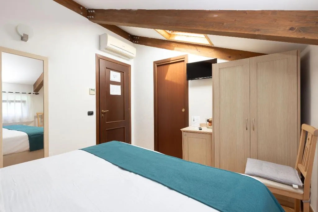 Room, Casale Antonietta, Naples