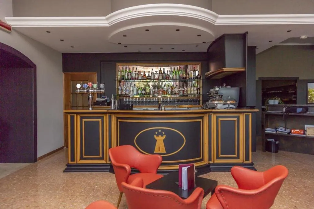Bar, Della Torre, Milan