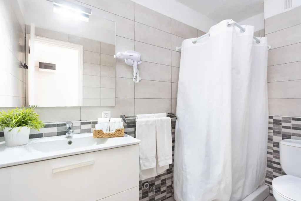 Room, Comodoro, Tenerife