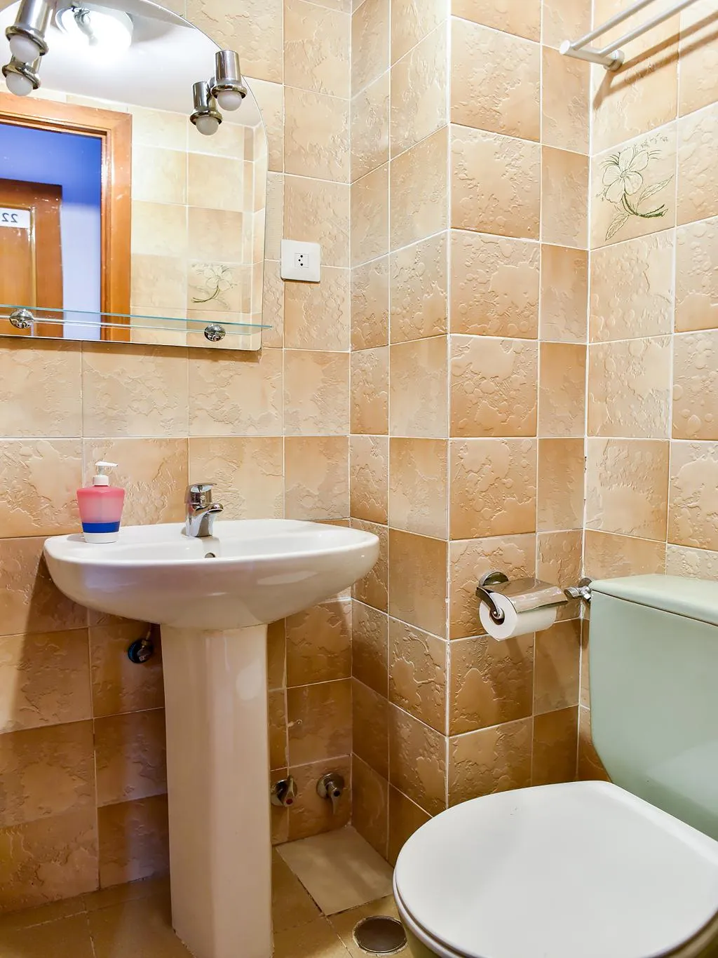 TWIN WITH SHARED BATHROOM Room, Hostal Carabanchel, Madrid