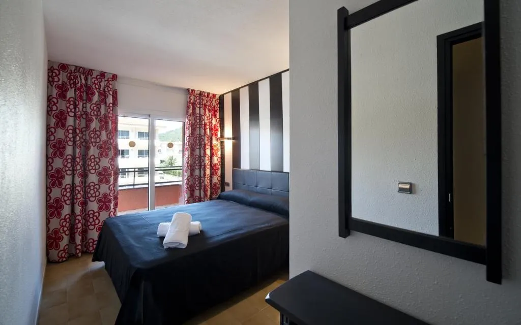 APARTMENT CAPACITY 4 ONE BEDROOM Room, Apartamentos Salles Beach, Costa Brava