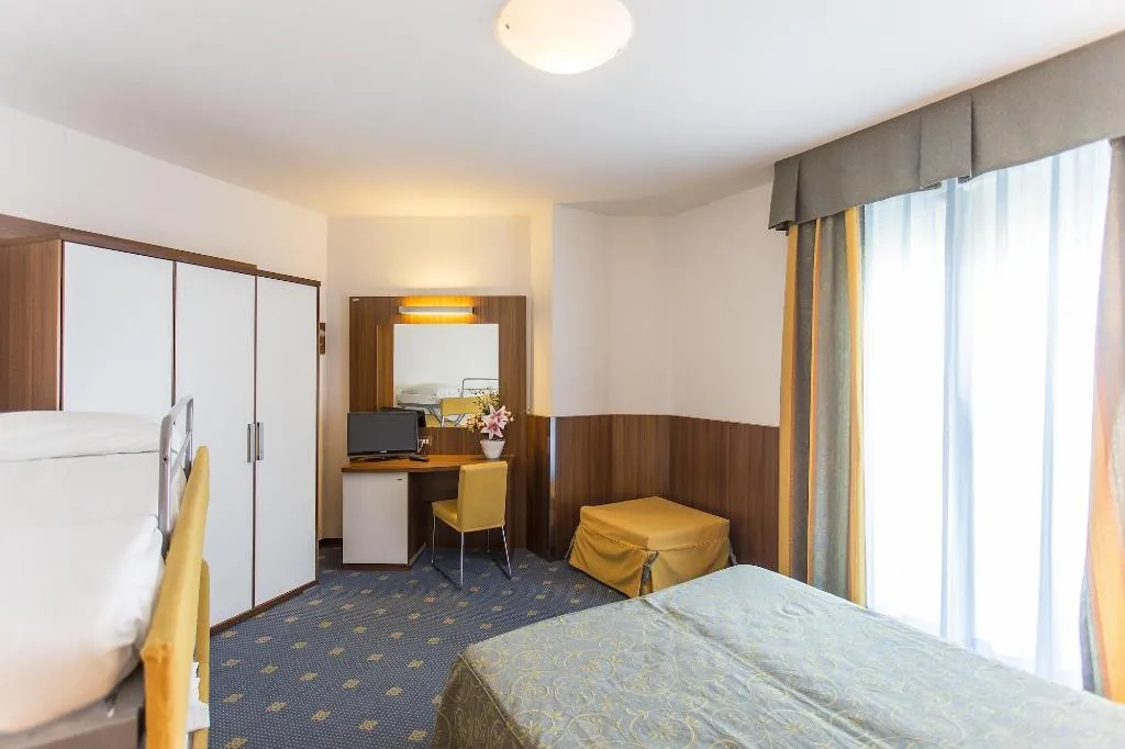 Room, Touring, Venice
