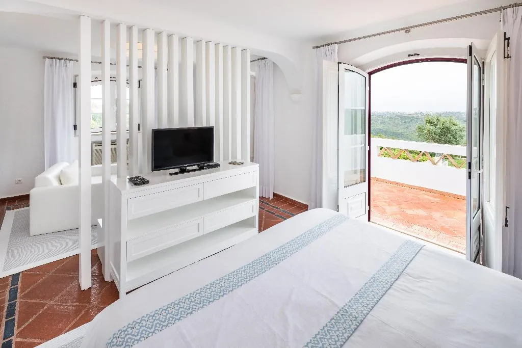 VILLA THREE BEDROOMS Room, Shantivillas, Algarve