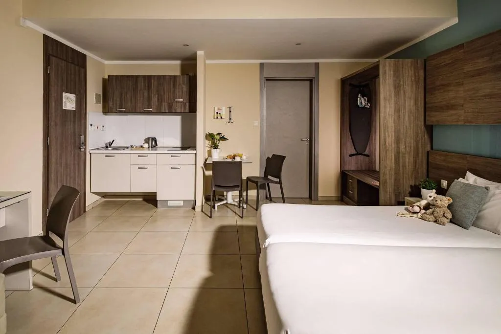 FAMILY ROOM STANDARD Room, Hotel 115 The Strand Hotel and Suites, Malta