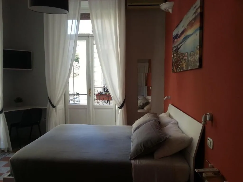 Room, B&B Marange, Naples