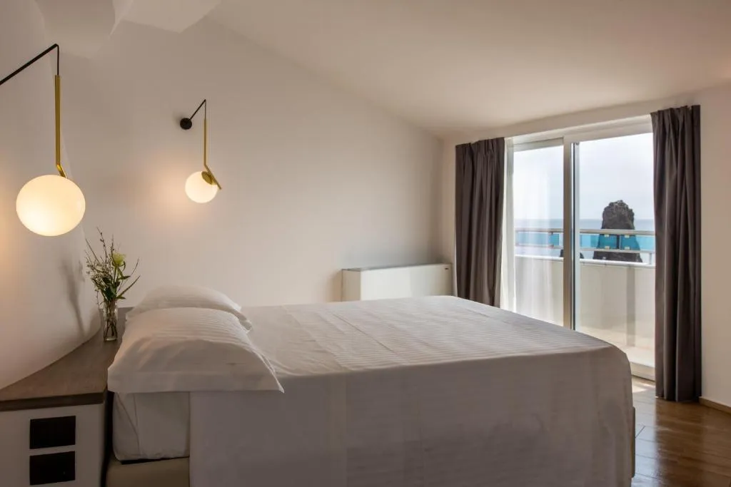 DOUBLE SINGLE USE DELUXE SEA VIEW Room, Grand Hotel Faraglioni, Catania