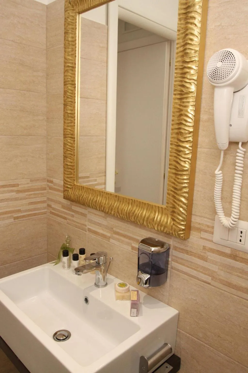 Room, Interno 2 Roma, Naples