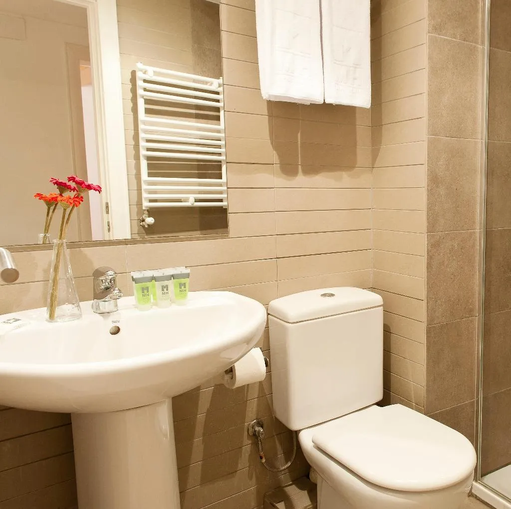 APARTMENT CAPACITY 5 TWO BEDROOMS Room, MH Apartments Liceo, Barcelona