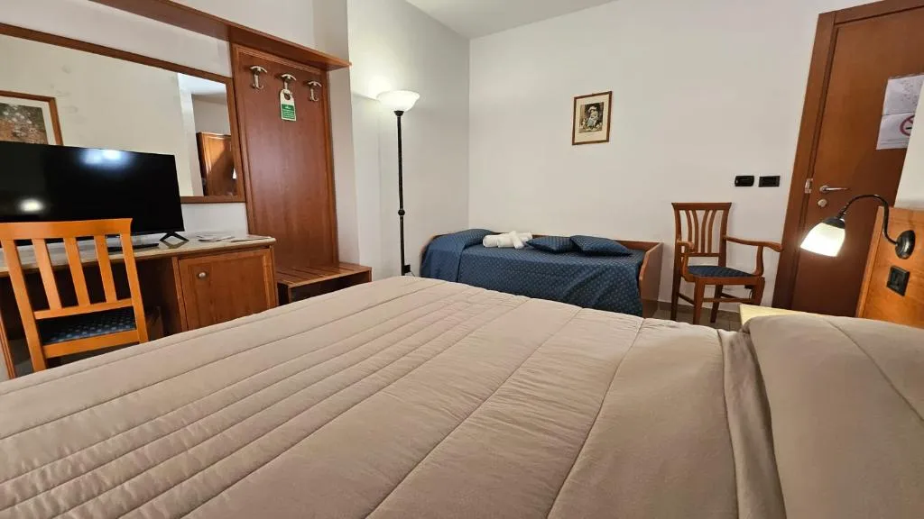 TRIPLE ONE BEDROOM ONE BATHROOM Room, GH Hotel & Restaurant, Palermo