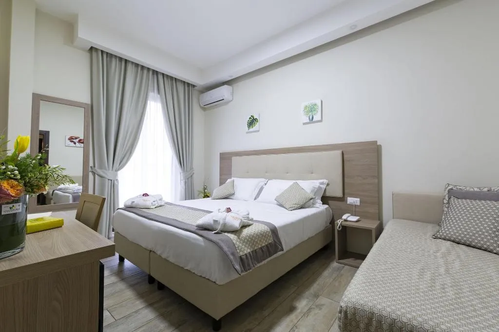 Room, Hotel Del Sole, Naples