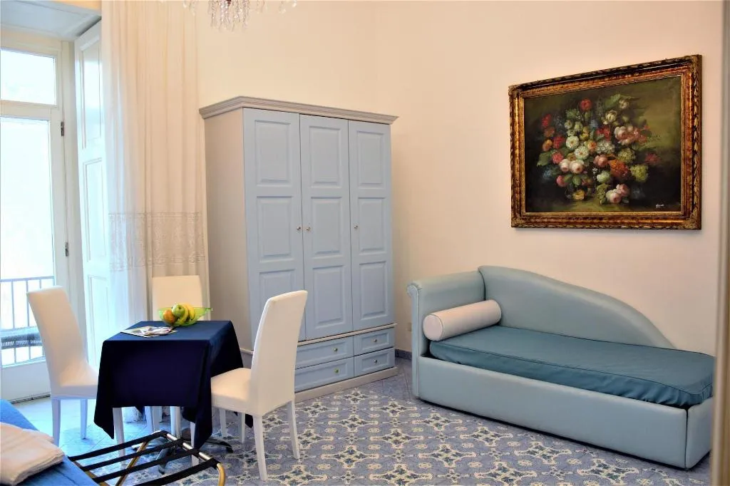 Room, Piazza Tasso B B, Naples