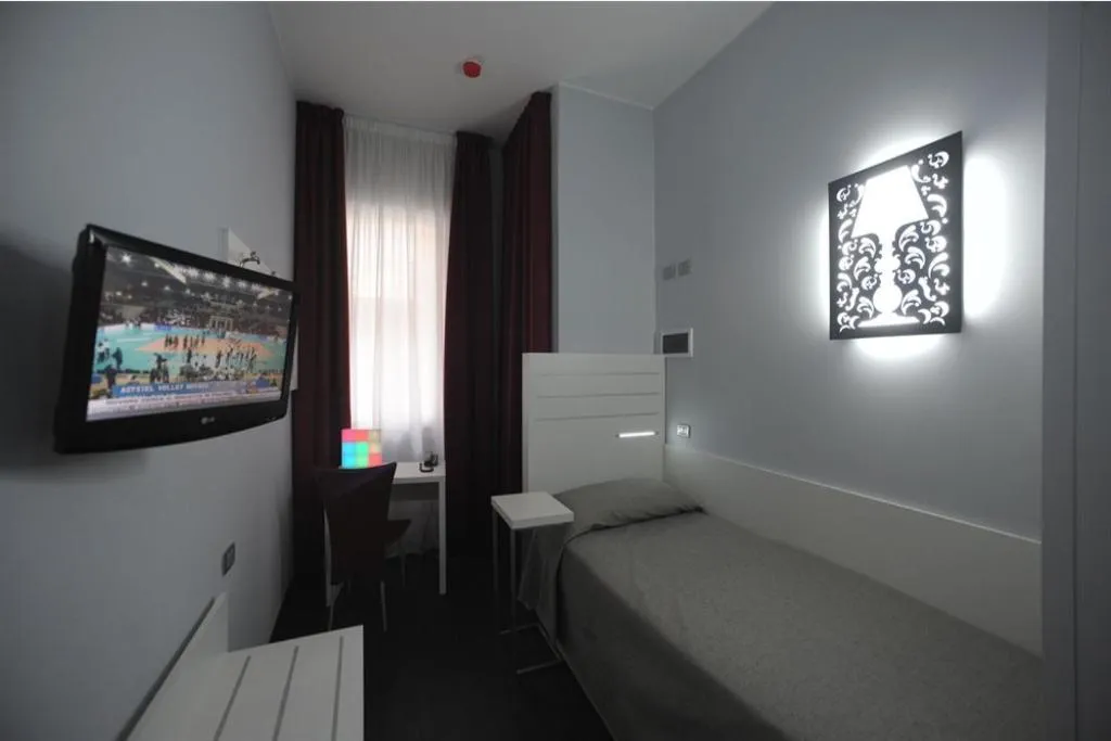 SINGLE STANDARD Room, Aaron, Venice