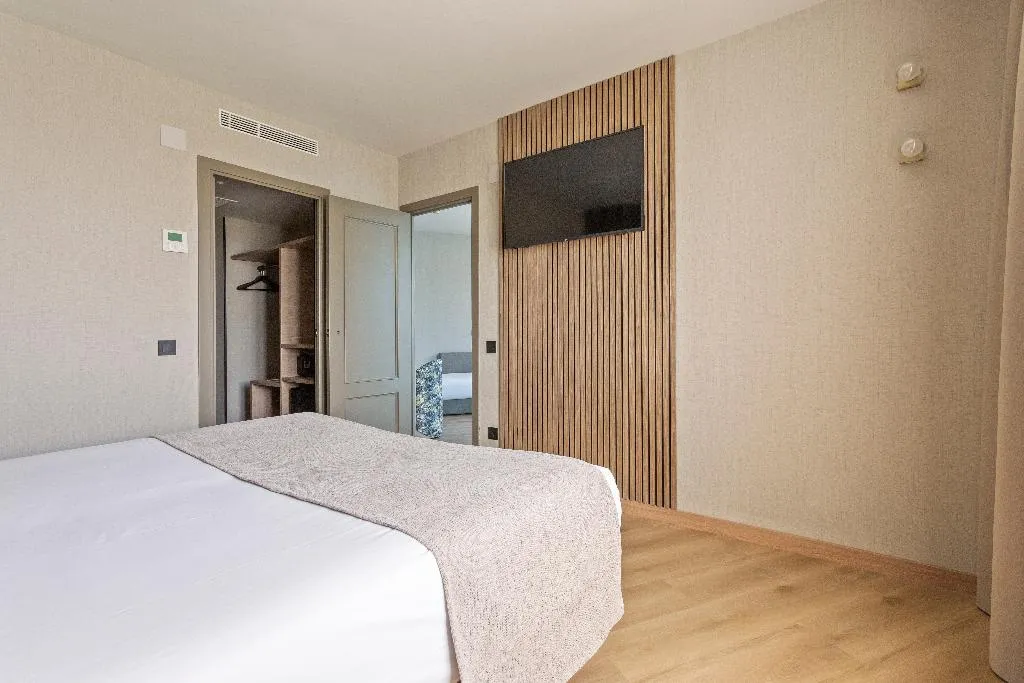 QUADRUPLE STANDARD Room, Acta Piramides, Madrid