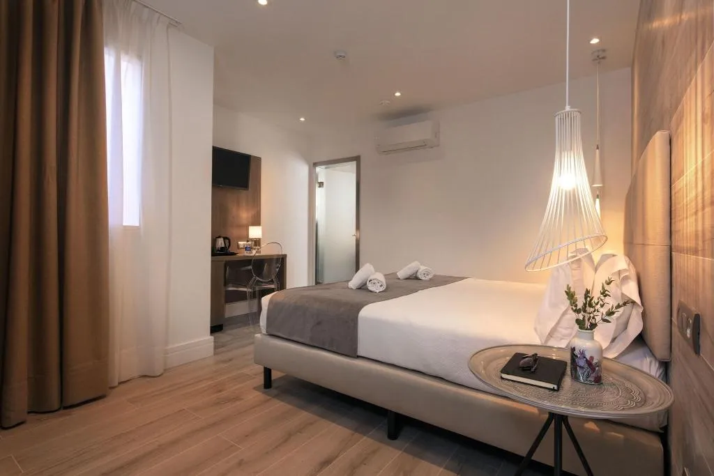 Room, Oasis, Barcelona