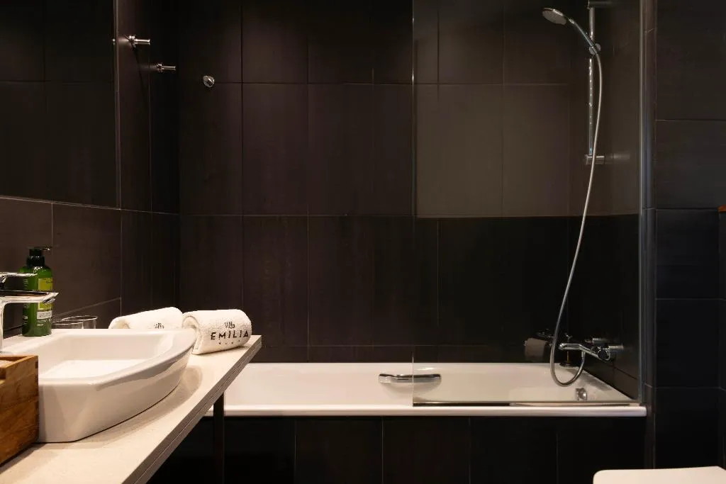 DOUBLE PREMIUM QUEEN BED Room, Villa Emilia, Barcelona