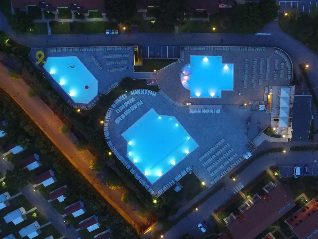 Pool, Resort The Garda Village, Milan