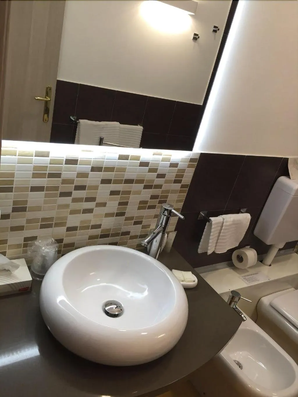 Room, B&B Napolimilionaria, Naples
