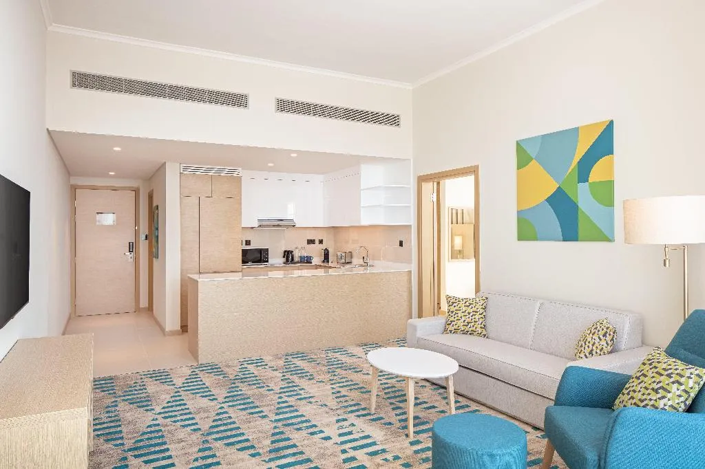 SUITE SMOKING Room, Holiday Inn Hotel & Suites Dubai Science Park, Dubai