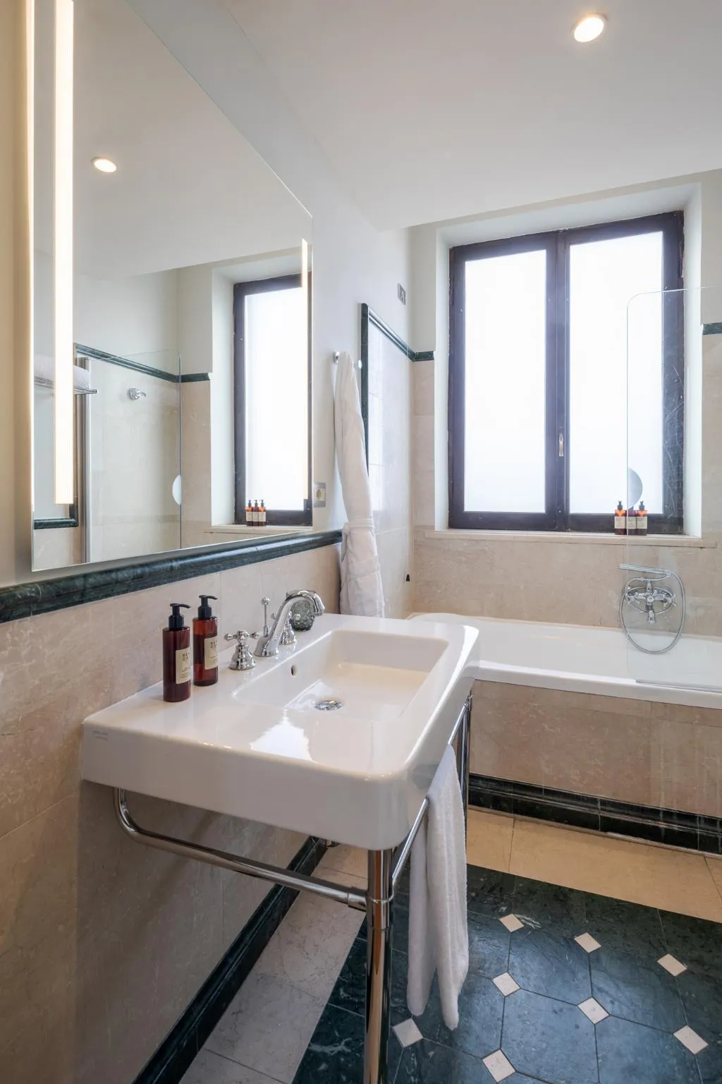 SUITE QUEEN SIZE BED Room, Donna Camilla Savelli - VRetreats, Rome