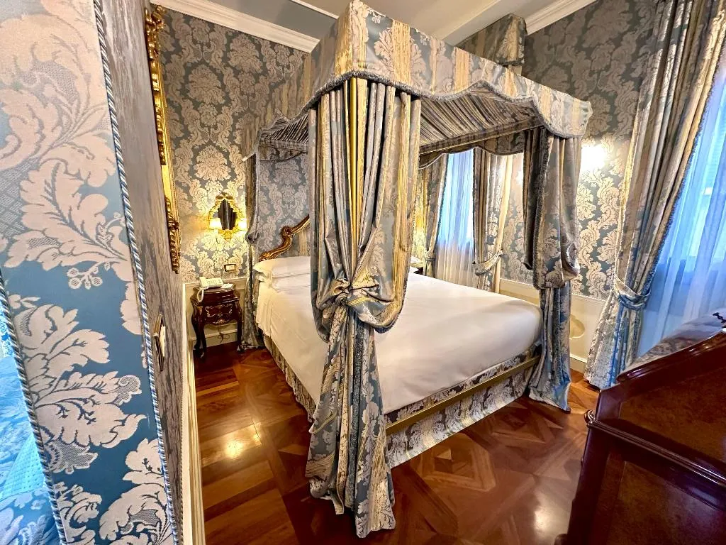 JUNIOR SUITE CAPACITY 4 Room, Canal Grande, Venice