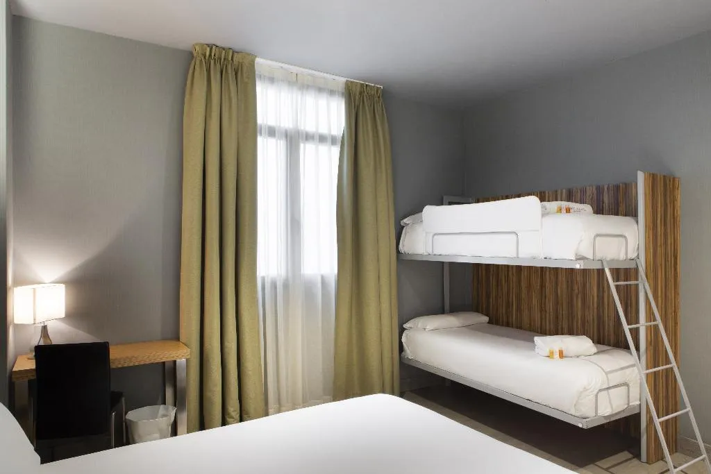 QUADRUPLE STANDARD Room, Petit Palace Tres Cruces Spain, Madrid