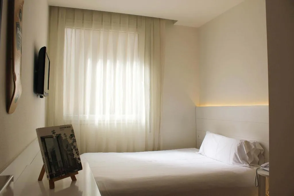 SINGLE STANDARD Room, Pol & Grace Hotel, Barcelona