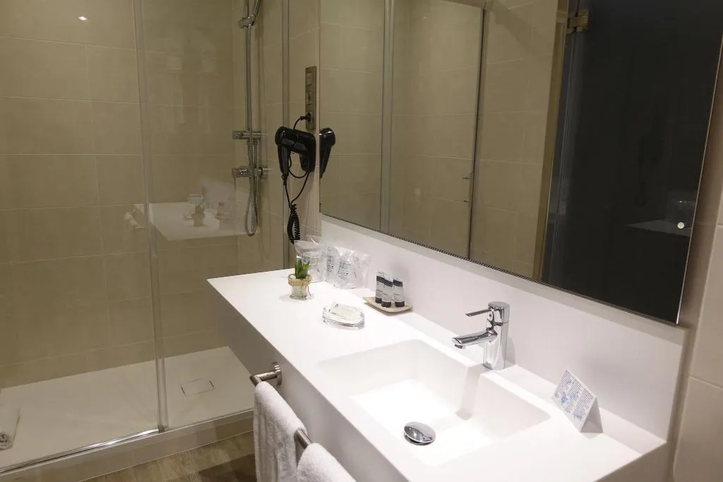 Room, Oasis, Barcelona