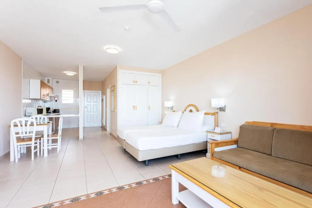 STUDIO CAPACITY 3 Room, El Duque, Tenerife