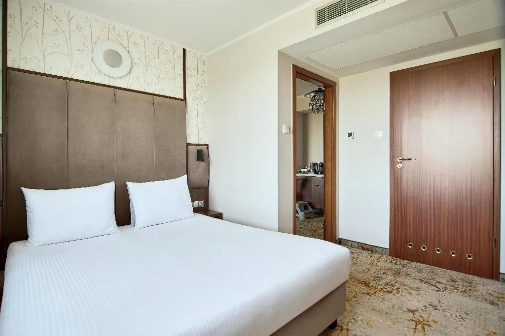 JUNIOR SUITE KING SIZE BED Room, Metropolo By Golden Tulip, Krakow