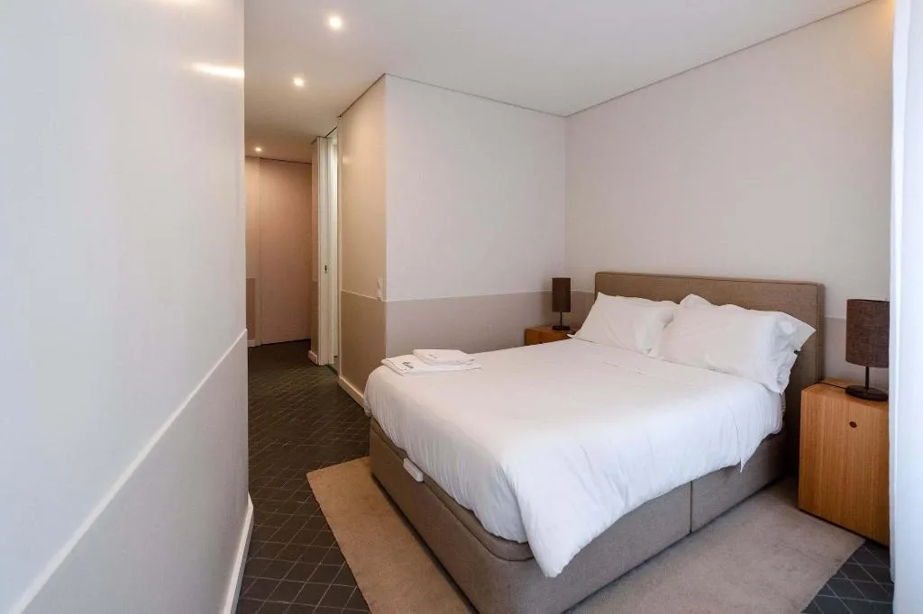 Room, Domum, Porto