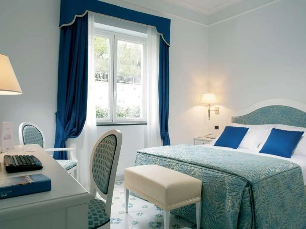Room, Raito, Naples