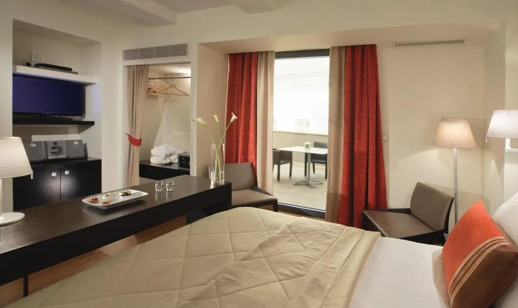 SUITE WITH VIEWS Room, O&B Athens Boutique Hotel, Athens