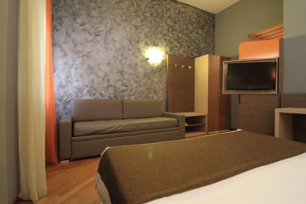 TRIPLE STANDARD Room, Metro, Milan