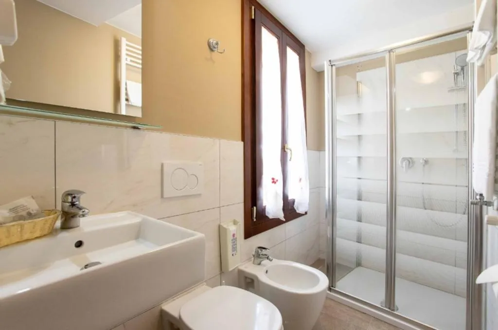 JUNIOR SUITE CANAL VIEW Room, Tintoretto Hotel, Venice