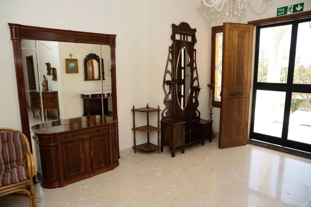 Lobby, White Star, Malta
