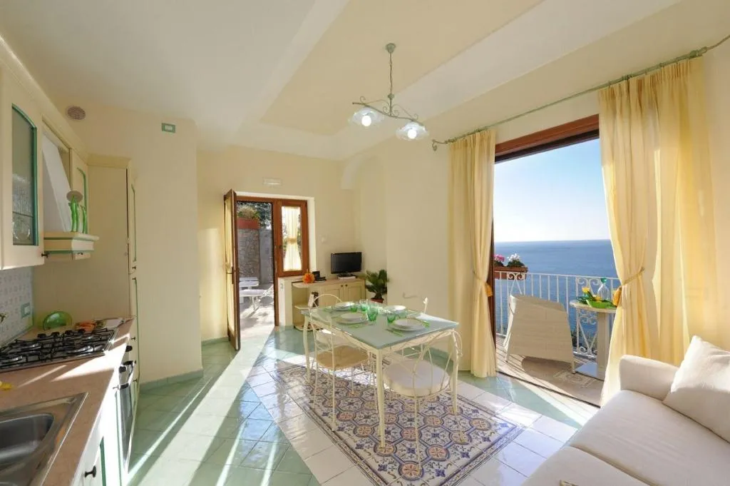 Room, La Sorgente Del Sole, Naples