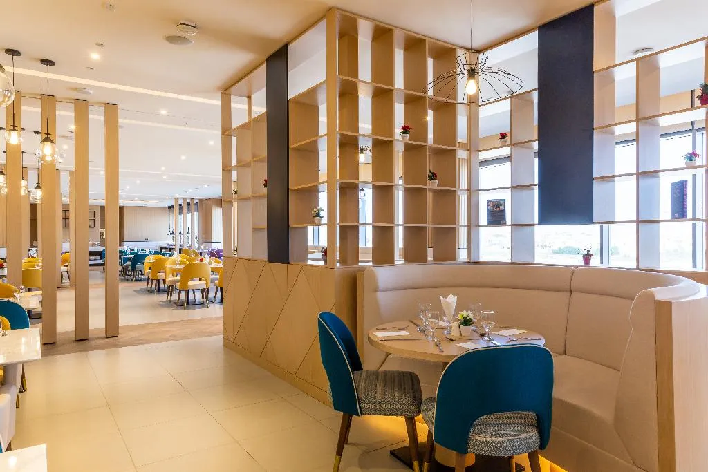 Restaurant, Premier Inn Dragon Mart Hotel, Dubai